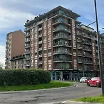 Gambara Urban Flat - Stylish And Next To Metro 公寓