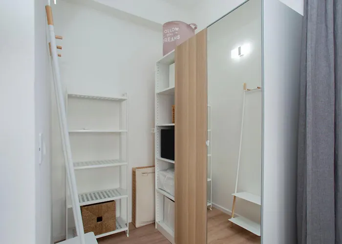 Apartment Gambara Urban Flat - Stylish And Next To Metro *