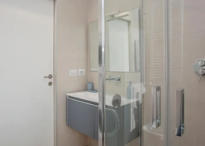 Gambara Urban Flat - Stylish And Next To Metro Apartment