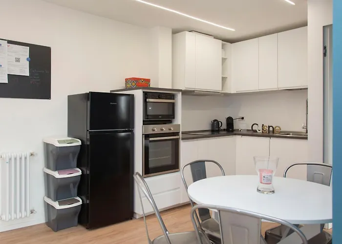Gambara Urban Flat - Stylish And Next To Metro Apartment *