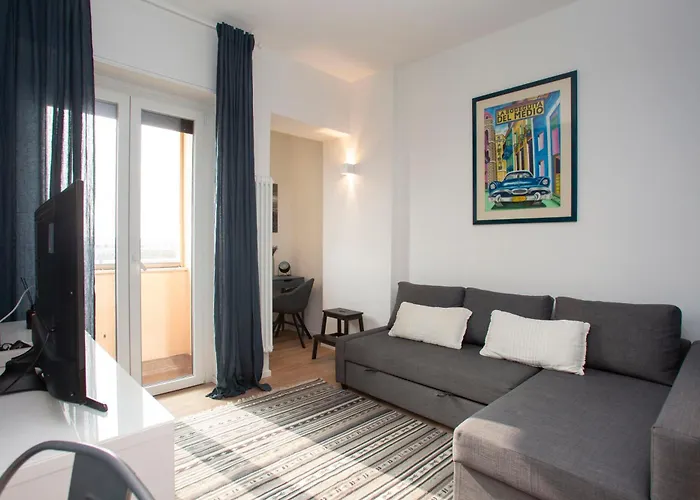 Gambara Urban Flat - Stylish And Next To Metro Apartment